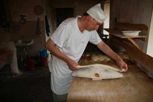 Der Dorfbäcker bei der Arbeit