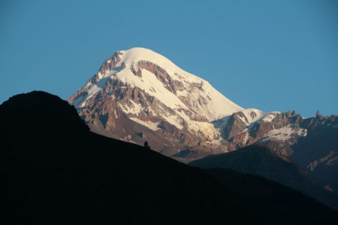 Kazbek, 5.033m mit Tsminda Sameba Kirche